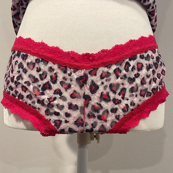 Hanky Panky Cami and Panty Set in a Heart Leopard print - Picture 3 of 8